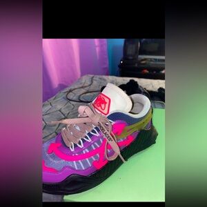 Off-white odsy- 1000 
 Color , fushcia , violet & black 
Size 40